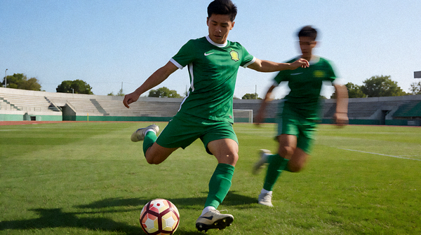 足球比赛现场球员在绿茵场上传接配合的画面
